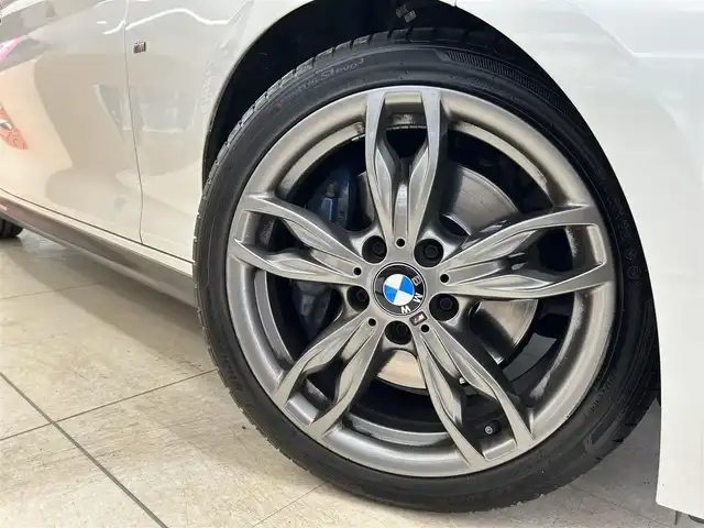 ＢＭＷ Ｍ２４０ｉ クーペ 東京都 2016(平28)年 6.8万km アルピンホワイトⅢ △ワンオーナー/△記録簿(H30.11/R1.11/R3.11/R5.11/R6.5）/△純正ナビ/（CD／DVD／AUX／USB／Bluetooth）/△バックカメラ/△FRコーナーセンサー/△ブラックレザーシート/△前席パワーシート/△運転席メモリシー/△サンルーフ/△クルーズコントロール/△プリクラッシュセーフティ/△スマートキー/△プッシュスタート/△スペアキー/△ドライブレコーダー(DRY-SV49GS)/△オートライト/△LED/△純正フォグ/△ライトレべライザー/△革巻きステアリング/△ステアリングスイッチ/△パドルシフト/△ISOFIX/△リアプライバシーガラス/△電動格納ウインカーミラー/△アイドリングストップ/△フロアマット/△レーンデパチャーアラート/△ＧＰＳレーダー/△ETC/△純正18インチアルミホイール/△W+サイドSRS&ABS/△横滑防止装置/△取扱説明書/△新車時保証書