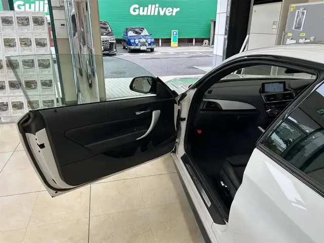 ＢＭＷ Ｍ２４０ｉ クーペ 東京都 2016(平28)年 6.8万km アルピンホワイトⅢ △ワンオーナー/△記録簿(H30.11/R1.11/R3.11/R5.11/R6.5）/△純正ナビ/（CD／DVD／AUX／USB／Bluetooth）/△バックカメラ/△FRコーナーセンサー/△ブラックレザーシート/△前席パワーシート/△運転席メモリシー/△サンルーフ/△クルーズコントロール/△プリクラッシュセーフティ/△スマートキー/△プッシュスタート/△スペアキー/△ドライブレコーダー(DRY-SV49GS)/△オートライト/△LED/△純正フォグ/△ライトレべライザー/△革巻きステアリング/△ステアリングスイッチ/△パドルシフト/△ISOFIX/△リアプライバシーガラス/△電動格納ウインカーミラー/△アイドリングストップ/△フロアマット/△レーンデパチャーアラート/△ＧＰＳレーダー/△ETC/△純正18インチアルミホイール/△W+サイドSRS&ABS/△横滑防止装置/△取扱説明書/△新車時保証書