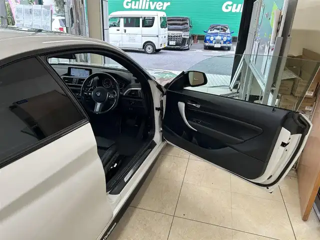 ＢＭＷ Ｍ２４０ｉ クーペ 東京都 2016(平28)年 6.8万km アルピンホワイトⅢ △ワンオーナー/△記録簿(H30.11/R1.11/R3.11/R5.11/R6.5）/△純正ナビ/（CD／DVD／AUX／USB／Bluetooth）/△バックカメラ/△FRコーナーセンサー/△ブラックレザーシート/△前席パワーシート/△運転席メモリシー/△サンルーフ/△クルーズコントロール/△プリクラッシュセーフティ/△スマートキー/△プッシュスタート/△スペアキー/△ドライブレコーダー(DRY-SV49GS)/△オートライト/△LED/△純正フォグ/△ライトレべライザー/△革巻きステアリング/△ステアリングスイッチ/△パドルシフト/△ISOFIX/△リアプライバシーガラス/△電動格納ウインカーミラー/△アイドリングストップ/△フロアマット/△レーンデパチャーアラート/△ＧＰＳレーダー/△ETC/△純正18インチアルミホイール/△W+サイドSRS&ABS/△横滑防止装置/△取扱説明書/△新車時保証書