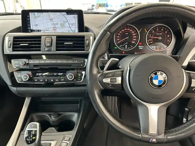 ＢＭＷ Ｍ２４０ｉ クーペ 東京都 2016(平28)年 6.8万km アルピンホワイトⅢ △ワンオーナー/△記録簿(H30.11/R1.11/R3.11/R5.11/R6.5）/△純正ナビ/（CD／DVD／AUX／USB／Bluetooth）/△バックカメラ/△FRコーナーセンサー/△ブラックレザーシート/△前席パワーシート/△運転席メモリシー/△サンルーフ/△クルーズコントロール/△プリクラッシュセーフティ/△スマートキー/△プッシュスタート/△スペアキー/△ドライブレコーダー(DRY-SV49GS)/△オートライト/△LED/△純正フォグ/△ライトレべライザー/△革巻きステアリング/△ステアリングスイッチ/△パドルシフト/△ISOFIX/△リアプライバシーガラス/△電動格納ウインカーミラー/△アイドリングストップ/△フロアマット/△レーンデパチャーアラート/△ＧＰＳレーダー/△ETC/△純正18インチアルミホイール/△W+サイドSRS&ABS/△横滑防止装置/△取扱説明書/△新車時保証書