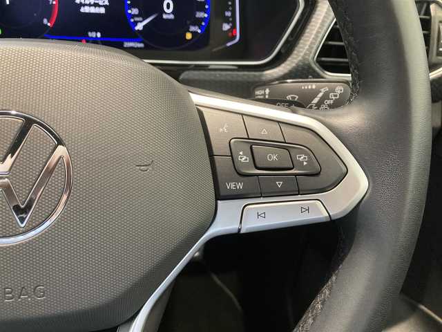 フォルクスワーゲン ＶＷ Ｔ－クロス TSI Rライン 熊本県 2022(令4)年 2.6万km ディープブラックパールエフェクト ・スマートキー/・プッシュスタート/・FrontAssist/・レーンキープアシスト/・ブラインドスポットモニター/・疲労検知/・プロアクティブ・オキュバント・プロテクション/・リアクロストラフィックアラート/・クルーズコントロール(追従式)/・ハーフレザーシート/・純正メモリナビ/　【Bluetooth・USB・AppleCarPlay・AndroidAuto】/・フルセグTV/・バックカメラ/・ETC2.0/・ドライブレコーダー(前方録画)/・LEDヘドランプ/・フォグランプ/・保証書/取説