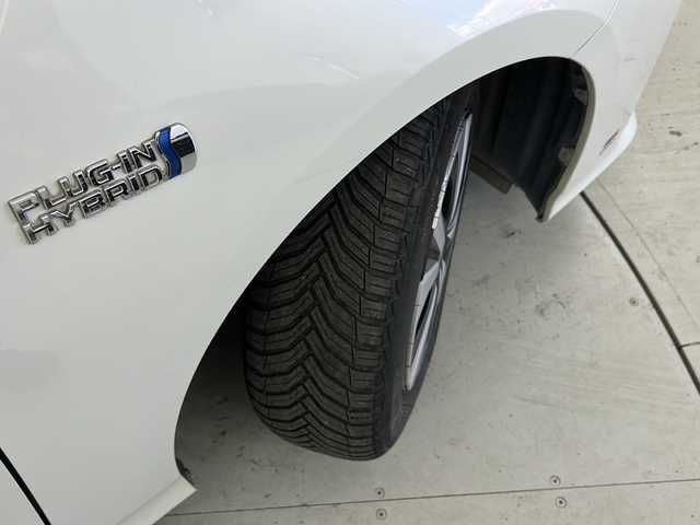 トヨタ プリウス ＰＨＶ S ナビパッケージ 宮城県 2017(平29)年 7.5万km ホワイトパールクリスタルシャイン トヨタセーフティセンス/・プリクラッシュセーフティ/・レーンディパーチャーアラート/・レーダークルーズコントロール/・オートハイビーム/純正11インチTコネクトナビ/・BT.USB/フルセグTV/バックモニター/ビルトインETC2.0/前席シートヒーター/ステアリングヒーター/LEDヘッドライト/LEDフォグランプ/アイドリングストップ/横滑り防止装置/プッシュスタート/スマートキー/純正15インチアルミホイール/純正フロアマット/トノカバー