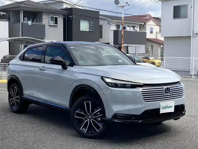 ホンダ ヴェゼル ハイブリッド e:HEV Z PLaYパッケージ 兵庫県 2025(令7)年 0.1千km プレミアムサンライトホワイトパール ワンオーナー/純正ナビ/フルセグTV/Bluetooth/FM/AM/OPマルチビューカメラシステム/OPパノラマルーフ/ビルトインETC2.0/衝突被害軽減ブレーキ/踏み間違い衝突軽減/ブラインドスポットアシスト/路外逸脱抑制機能/アダプティブクルーズコントロール/パワーバックドア/D/Nシートヒーター/ステアリングヒーター/ハーフレザーシート/パドルシフト/前後クリアランスソナー/LEDヘッドライト/フォグランプ/オートライト/シーケンシャルウィンカー/電格ミラー/フロアマット/ISOFIX/スペアキー1本/新車時保証書/取扱説明書