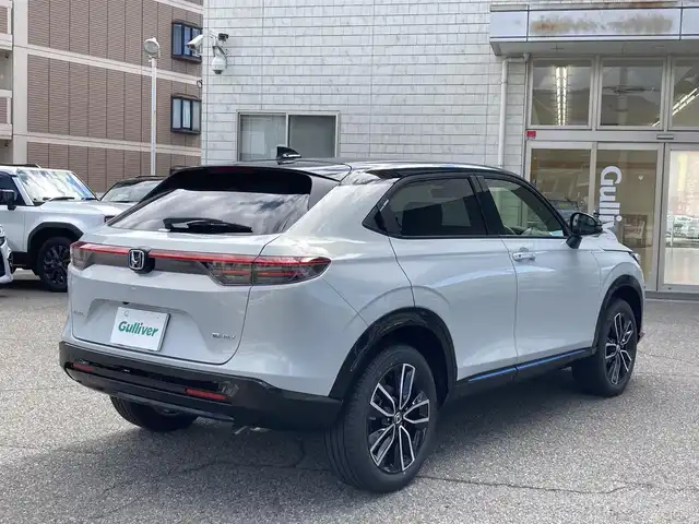 ホンダ ヴェゼル ハイブリッド e:HEV Z PLaYパッケージ 兵庫県 2025(令7)年 0.1千km プレミアムサンライトホワイトパール ワンオーナー/純正ナビ/フルセグTV/Bluetooth/FM/AM/OPマルチビューカメラシステム/OPパノラマルーフ/ビルトインETC2.0/衝突被害軽減ブレーキ/踏み間違い衝突軽減/ブラインドスポットアシスト/路外逸脱抑制機能/アダプティブクルーズコントロール/パワーバックドア/D/Nシートヒーター/ステアリングヒーター/ハーフレザーシート/パドルシフト/前後クリアランスソナー/LEDヘッドライト/フォグランプ/オートライト/シーケンシャルウィンカー/電格ミラー/フロアマット/ISOFIX/スペアキー1本/新車時保証書/取扱説明書