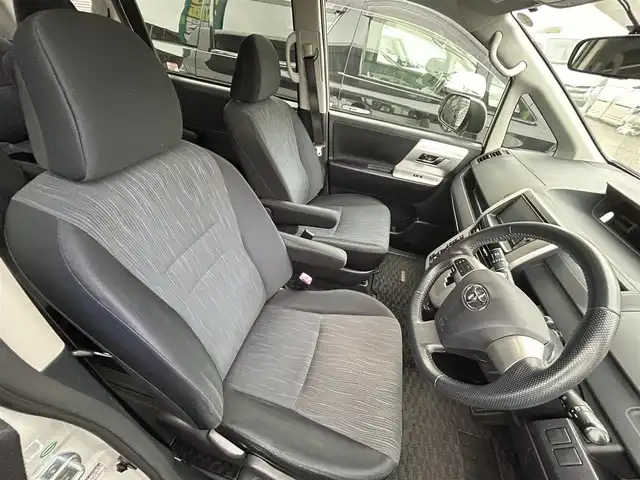 トヨタ ヴォクシー ZS 煌 茨城県 2011(平23)年 7.4万km ホワイトパールクリスタルシャイン ワンオーナー/純正ナビ（NHZN-W61G）/【FM/AM/Bluetooth/フルセグ/CD/DVD】/バックカメラ/前後ドライブレコーダー（DC-DR652）/パドルシフト/スマートキー/ビルドインＥＴＣ/ステアリングリモコン/両側パワースライドドア/オートライト/スペアキ/プッシュスタート/純正アルミホイール/純正フロアマット/新車時保証書/取扱説明書
