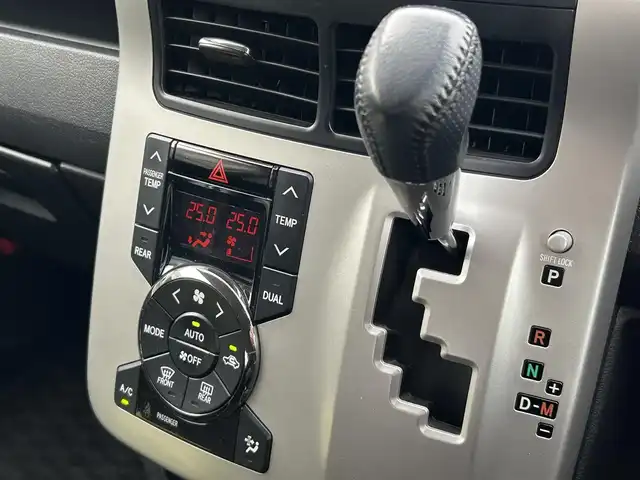 トヨタ ヴォクシー ZS 煌 茨城県 2011(平23)年 7.4万km ホワイトパールクリスタルシャイン ワンオーナー/純正ナビ（NHZN-W61G）/【FM/AM/Bluetooth/フルセグ/CD/DVD】/バックカメラ/前後ドライブレコーダー（DC-DR652）/パドルシフト/スマートキー/ビルドインＥＴＣ/ステアリングリモコン/両側パワースライドドア/オートライト/スペアキ/プッシュスタート/純正アルミホイール/純正フロアマット/新車時保証書/取扱説明書
