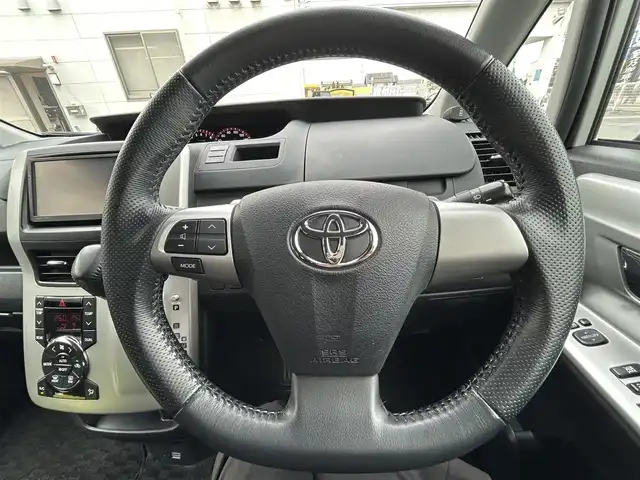 トヨタ ヴォクシー ZS 煌 茨城県 2011(平23)年 7.4万km ホワイトパールクリスタルシャイン ワンオーナー/純正ナビ（NHZN-W61G）/【FM/AM/Bluetooth/フルセグ/CD/DVD】/バックカメラ/前後ドライブレコーダー（DC-DR652）/パドルシフト/スマートキー/ビルドインＥＴＣ/ステアリングリモコン/両側パワースライドドア/オートライト/スペアキ/プッシュスタート/純正アルミホイール/純正フロアマット/新車時保証書/取扱説明書
