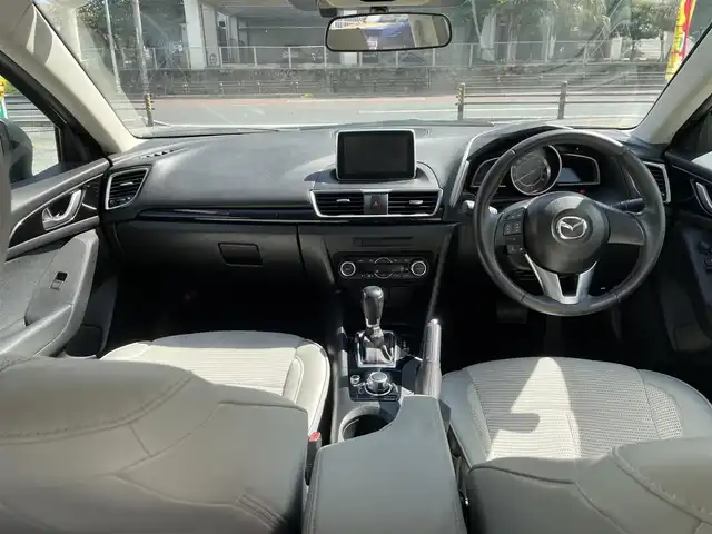 マツダ アクセラ 15S 沖縄県 2014(平26)年 7.6万km スノーフレイクホワイトパールマイカ 純正ナビ（ＡＭ／ＦＭ）　/ＥＴＣ　/USB充電ポート/スペアキー　/アイドリングストップ　/横滑り防止機能　/シートカバー　/ＬＥＤヘッドライト　　/純正アルミホイール　/パワーステアリング　/パワーウィンドウ