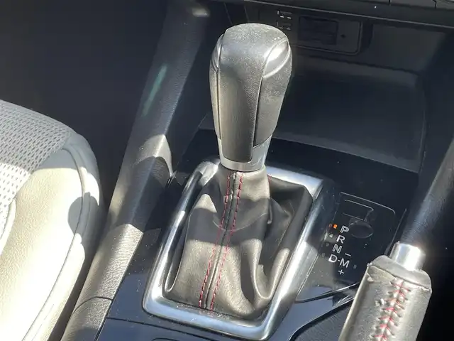 マツダ アクセラ 15S 沖縄県 2014(平26)年 7.6万km スノーフレイクホワイトパールマイカ 純正ナビ（ＡＭ／ＦＭ）　/ＥＴＣ　/USB充電ポート/スペアキー　/アイドリングストップ　/横滑り防止機能　/シートカバー　/ＬＥＤヘッドライト　　/純正アルミホイール　/パワーステアリング　/パワーウィンドウ