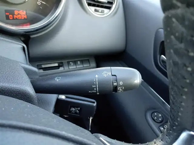 プジョー ５００８ プレミアム 福井県 2014(平26)年 1.5万km 紺Ｍ 社外SDナビ（CN-R300D）/・（フルセグTV/CD/DVD/Bluetooth）/バックカメラ/横滑り防止装置/コーナーセンサー/サイド・カーテンエアバッグ/ETC/オートライト/純正16インチAW/純正フロアマット/リモコンキー