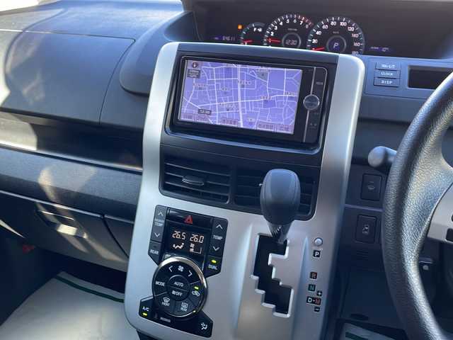 トヨタ ヴォクシー X Lエディション 東京都 2013(平25)年 6.5万km ダークバイオレットマイカメタリック 新車時保証書　整備記録簿	/取扱説明書　ナビ説明書		/純正ナビ/フルセグTV【NSZT-W62G】	/SD/CD/DVD/BT/バックカメラ　ETC	/ドライブレコーダー【前後】/両側パワースライドドア	/HIDライト/オートライト	/キーレスキー×１/メタルキー×１/社外15インチアルミ/純正15インチアルミ積込