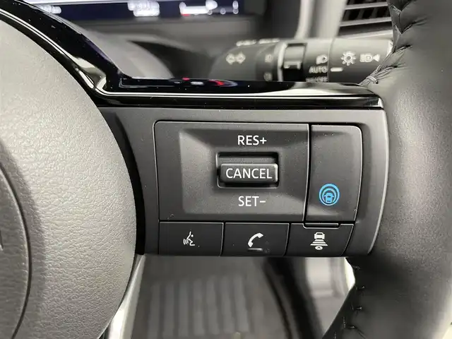 日産 エクストレイル G e－4ORCE 富山県 2024(令6)年 0.3万km ブリリアントホワイトパール 4WD/純正12.3インチナビ/（AM/FM/USB/BT/AppleCarPlay/AndroidAuto）/フルセグTV/アラウンドビューモニター/ヘッドアップディスプレイ/プロパイロット/エマージェンシーブレーキ/アダプティブクルーズコントロール/ブラインドスポットモニター/オートマチックハイビーム/レーンキープアシスト/クリアランスソナー/電動リアゲート/合皮シート/全席シートヒーター/前席パワーシート/ステアリングヒーター/前後ドライブレコーダー/デジタルインナーミラー/ビルトインETC2.0/置くだけ充電/スマートキー×２/プッシュスタート/純正フロアマット/取扱説明書/保証書