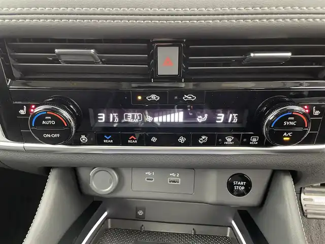 日産 エクストレイル G e－4ORCE 富山県 2024(令6)年 0.3万km ブリリアントホワイトパール 4WD/純正12.3インチナビ/（AM/FM/USB/BT/AppleCarPlay/AndroidAuto）/フルセグTV/アラウンドビューモニター/ヘッドアップディスプレイ/プロパイロット/エマージェンシーブレーキ/アダプティブクルーズコントロール/ブラインドスポットモニター/オートマチックハイビーム/レーンキープアシスト/クリアランスソナー/電動リアゲート/合皮シート/全席シートヒーター/前席パワーシート/ステアリングヒーター/前後ドライブレコーダー/デジタルインナーミラー/ビルトインETC2.0/置くだけ充電/スマートキー×２/プッシュスタート/純正フロアマット/取扱説明書/保証書