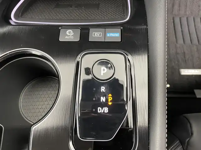 日産 エクストレイル G e－4ORCE 富山県 2024(令6)年 0.3万km ブリリアントホワイトパール 4WD/純正12.3インチナビ/（AM/FM/USB/BT/AppleCarPlay/AndroidAuto）/フルセグTV/アラウンドビューモニター/ヘッドアップディスプレイ/プロパイロット/エマージェンシーブレーキ/アダプティブクルーズコントロール/ブラインドスポットモニター/オートマチックハイビーム/レーンキープアシスト/クリアランスソナー/電動リアゲート/合皮シート/全席シートヒーター/前席パワーシート/ステアリングヒーター/前後ドライブレコーダー/デジタルインナーミラー/ビルトインETC2.0/置くだけ充電/スマートキー×２/プッシュスタート/純正フロアマット/取扱説明書/保証書