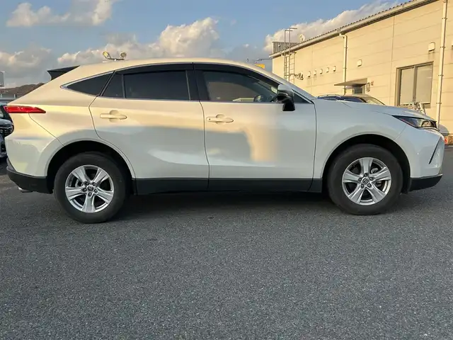 トヨタ ハリアー S 広島県 2021(令3)年 4万km ホワイトパールクリスタルシャイン ワンオーナー/純正メーカーOPナビ/【AM/FM/フルセグTV/Bluetooth】/バックカメラ/ETC/衝突被害軽減ブレーキ/横滑り防止装置/盗難防止装置/電動パーキング/オートブレーキホールド/レーダークルーズコントロール/コーナーセンサー/LEDヘッドライト/オートライト/オートマチックハイビーム/プッシュスタート/スペアキー/スマートキー/純正17インチアルミホイール/純正フロアマット/保証書/取扱説明書