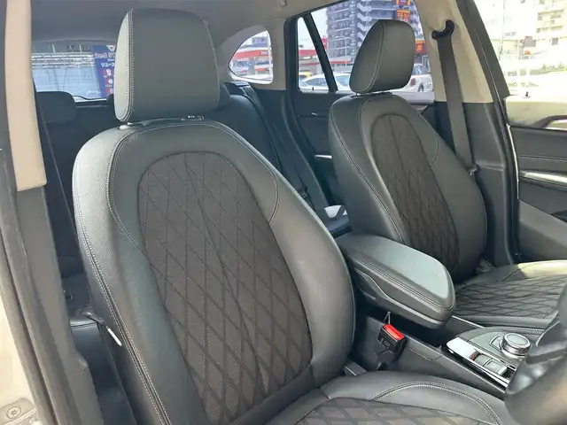 ＢＭＷ Ｘ１ xDrive 18d xライン 富山県 2020(令2)年 5万km パール ハーフレザーシート　/純正ナビ　/Bluetooth接続/アドブルー/バックカメラ　/ＡＣＣ　/衝突軽減Ｂ　/前後コーナーセンサー/レーンディパチャーＷ　/パーキングアシスト　/コンフォートアクセス　/アンビエントライト　/前席パワーシート　/パワーバックＤ　/純正１８ＡＷ