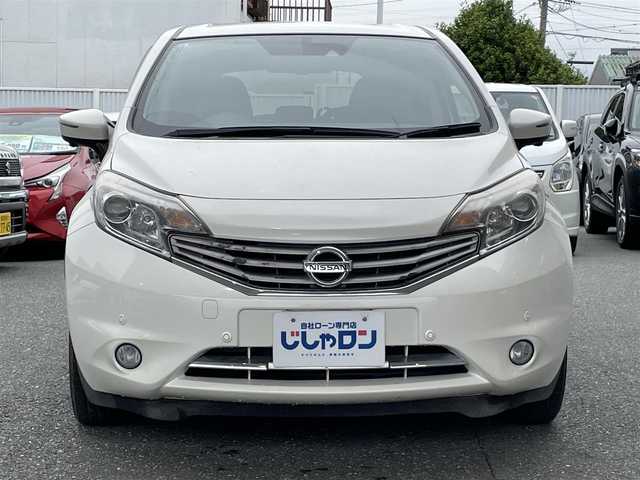 日産 ノート メダリスト エマージェンシーB 愛知県 2015(平27)年 3万km ブリリアントホワイトパール (株)IDOMが運営する【じしゃロン豊川店】の自社ローン専用車両になります。こちらは現金またはオートローンご利用時の価格です。自社ローンご希望の方は別途その旨お申付け下さい/純正SDナビ&CD&DVD&USB/車線逸脱警報/衝突軽減ブレーキ/コーナーセンサー/ハーフレザーシート/ステアリングスイッチ/バックカメラ/ETC/LEDヘッドライト/オートライト/フロントフォグランプ/電動格納ミラー/純正ホイールキャップ付サマータイヤ装着/純正ホイールキャップ付スタッドレスタイヤ積込/純正フロアマット/純正ドアバイザー/プッシュスタート/スマートキー