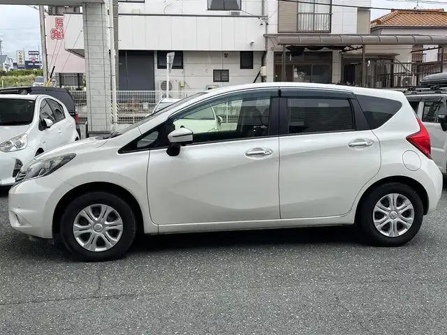 日産 ノート メダリスト エマージェンシーB 愛知県 2015(平27)年 3万km ブリリアントホワイトパール (株)IDOMが運営する【じしゃロン豊川店】の自社ローン専用車両になります。こちらは現金またはオートローンご利用時の価格です。自社ローンご希望の方は別途その旨お申付け下さい/純正SDナビ&CD&DVD&USB/車線逸脱警報/衝突軽減ブレーキ/コーナーセンサー/ハーフレザーシート/ステアリングスイッチ/バックカメラ/ETC/LEDヘッドライト/オートライト/フロントフォグランプ/電動格納ミラー/純正ホイールキャップ付サマータイヤ装着/純正ホイールキャップ付スタッドレスタイヤ積込/純正フロアマット/純正ドアバイザー/プッシュスタート/スマートキー