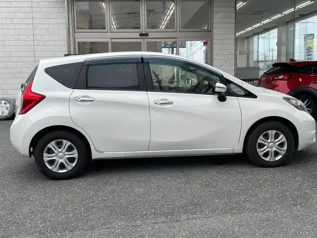 日産 ノート メダリスト エマージェンシーB 愛知県 2015(平27)年 3万km ブリリアントホワイトパール (株)IDOMが運営する【じしゃロン豊川店】の自社ローン専用車両になります。こちらは現金またはオートローンご利用時の価格です。自社ローンご希望の方は別途その旨お申付け下さい/純正SDナビ&CD&DVD&USB/車線逸脱警報/衝突軽減ブレーキ/コーナーセンサー/ハーフレザーシート/ステアリングスイッチ/バックカメラ/ETC/LEDヘッドライト/オートライト/フロントフォグランプ/電動格納ミラー/純正ホイールキャップ付サマータイヤ装着/純正ホイールキャップ付スタッドレスタイヤ積込/純正フロアマット/純正ドアバイザー/プッシュスタート/スマートキー