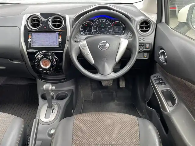 日産 ノート メダリスト エマージェンシーB 愛知県 2015(平27)年 3万km ブリリアントホワイトパール (株)IDOMが運営する【じしゃロン豊川店】の自社ローン専用車両になります。こちらは現金またはオートローンご利用時の価格です。自社ローンご希望の方は別途その旨お申付け下さい/純正SDナビ&CD&DVD&USB/車線逸脱警報/衝突軽減ブレーキ/コーナーセンサー/ハーフレザーシート/ステアリングスイッチ/バックカメラ/ETC/LEDヘッドライト/オートライト/フロントフォグランプ/電動格納ミラー/純正ホイールキャップ付サマータイヤ装着/純正ホイールキャップ付スタッドレスタイヤ積込/純正フロアマット/純正ドアバイザー/プッシュスタート/スマートキー