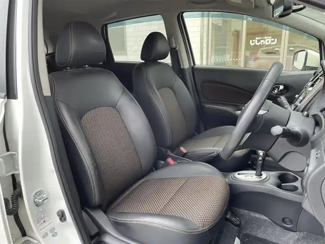 日産 ノート メダリスト エマージェンシーB 愛知県 2015(平27)年 3万km ブリリアントホワイトパール (株)IDOMが運営する【じしゃロン豊川店】の自社ローン専用車両になります。こちらは現金またはオートローンご利用時の価格です。自社ローンご希望の方は別途その旨お申付け下さい/純正SDナビ&CD&DVD&USB/車線逸脱警報/衝突軽減ブレーキ/コーナーセンサー/ハーフレザーシート/ステアリングスイッチ/バックカメラ/ETC/LEDヘッドライト/オートライト/フロントフォグランプ/電動格納ミラー/純正ホイールキャップ付サマータイヤ装着/純正ホイールキャップ付スタッドレスタイヤ積込/純正フロアマット/純正ドアバイザー/プッシュスタート/スマートキー