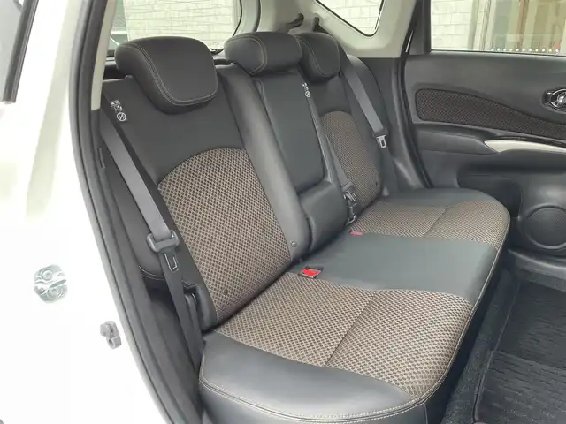 日産 ノート メダリスト エマージェンシーB 愛知県 2015(平27)年 3万km ブリリアントホワイトパール (株)IDOMが運営する【じしゃロン豊川店】の自社ローン専用車両になります。こちらは現金またはオートローンご利用時の価格です。自社ローンご希望の方は別途その旨お申付け下さい/純正SDナビ&CD&DVD&USB/車線逸脱警報/衝突軽減ブレーキ/コーナーセンサー/ハーフレザーシート/ステアリングスイッチ/バックカメラ/ETC/LEDヘッドライト/オートライト/フロントフォグランプ/電動格納ミラー/純正ホイールキャップ付サマータイヤ装着/純正ホイールキャップ付スタッドレスタイヤ積込/純正フロアマット/純正ドアバイザー/プッシュスタート/スマートキー