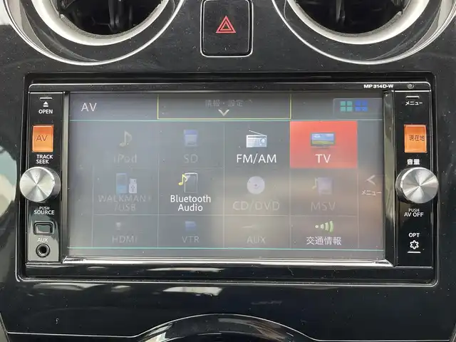 日産 ノート メダリスト エマージェンシーB 愛知県 2015(平27)年 3万km ブリリアントホワイトパール (株)IDOMが運営する【じしゃロン豊川店】の自社ローン専用車両になります。こちらは現金またはオートローンご利用時の価格です。自社ローンご希望の方は別途その旨お申付け下さい/純正SDナビ&CD&DVD&USB/車線逸脱警報/衝突軽減ブレーキ/コーナーセンサー/ハーフレザーシート/ステアリングスイッチ/バックカメラ/ETC/LEDヘッドライト/オートライト/フロントフォグランプ/電動格納ミラー/純正ホイールキャップ付サマータイヤ装着/純正ホイールキャップ付スタッドレスタイヤ積込/純正フロアマット/純正ドアバイザー/プッシュスタート/スマートキー