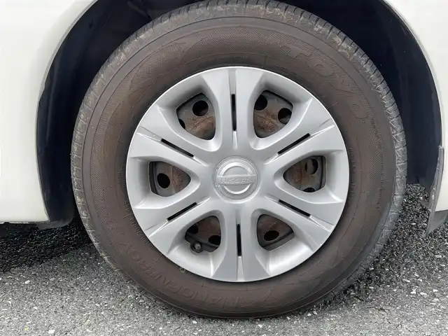 日産 ノート メダリスト エマージェンシーB 愛知県 2015(平27)年 3万km ブリリアントホワイトパール (株)IDOMが運営する【じしゃロン豊川店】の自社ローン専用車両になります。こちらは現金またはオートローンご利用時の価格です。自社ローンご希望の方は別途その旨お申付け下さい/純正SDナビ&CD&DVD&USB/車線逸脱警報/衝突軽減ブレーキ/コーナーセンサー/ハーフレザーシート/ステアリングスイッチ/バックカメラ/ETC/LEDヘッドライト/オートライト/フロントフォグランプ/電動格納ミラー/純正ホイールキャップ付サマータイヤ装着/純正ホイールキャップ付スタッドレスタイヤ積込/純正フロアマット/純正ドアバイザー/プッシュスタート/スマートキー