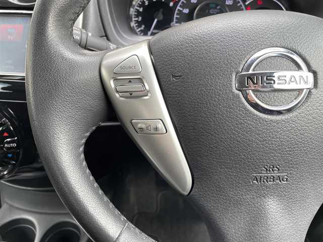日産 ノート メダリスト エマージェンシーB 愛知県 2015(平27)年 3万km ブリリアントホワイトパール (株)IDOMが運営する【じしゃロン豊川店】の自社ローン専用車両になります。こちらは現金またはオートローンご利用時の価格です。自社ローンご希望の方は別途その旨お申付け下さい/純正SDナビ&CD&DVD&USB/車線逸脱警報/衝突軽減ブレーキ/コーナーセンサー/ハーフレザーシート/ステアリングスイッチ/バックカメラ/ETC/LEDヘッドライト/オートライト/フロントフォグランプ/電動格納ミラー/純正ホイールキャップ付サマータイヤ装着/純正ホイールキャップ付スタッドレスタイヤ積込/純正フロアマット/純正ドアバイザー/プッシュスタート/スマートキー