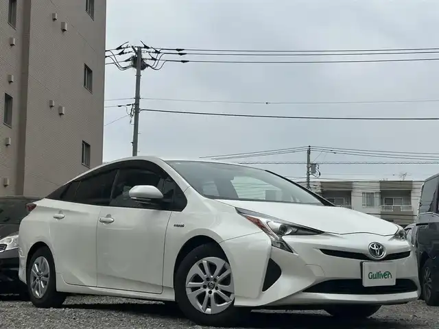 トヨタ プリウス S 兵庫県 2016(平28)年 7.6万km ホワイトパールクリスタルシャイン ワンオーナー/社外HDDナビ（X9S）/・CD/DVD/フルセグTV/Bluetooth/バックカメラ/純正15インチアルミホイール/純正LEDヘッドライト/オートライト/スマートキー/プッシュスタート/盗難防止装置/横滑り防止装置/ビルトインETC/取扱説明書/保証書/記録簿