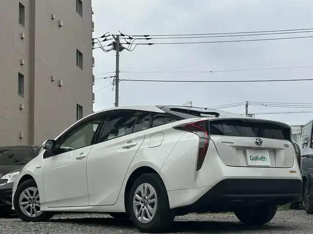 トヨタ プリウス S 兵庫県 2016(平28)年 7.6万km ホワイトパールクリスタルシャイン ワンオーナー/社外HDDナビ（X9S）/・CD/DVD/フルセグTV/Bluetooth/バックカメラ/純正15インチアルミホイール/純正LEDヘッドライト/オートライト/スマートキー/プッシュスタート/盗難防止装置/横滑り防止装置/ビルトインETC/取扱説明書/保証書/記録簿