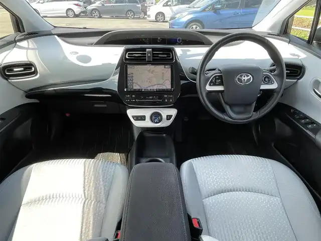 トヨタ プリウス S 佐賀県 2016(平28)年 7.7万km ホワイトパールクリスタルシャイン ワンオーナー/ALPINE製9型ナビゲーション「X9S」/・AM/FM/BT/CD/DVD/フルセグ//・バックカメラ/白内装/革巻きステアリング/スマートキー/LEDヘッドライト/HDMI入力/純正フロアマット/ドアバイザー/ETC/・運転席・助手席 SRSエアバッグ/・SRSカーテンシールドエアバッグ/・SRSサイドエアバッグ（前席）/・ABS（電子制御ブレーキ EBD付）/・ブレーキアシスト/・VSC（車両安定制御システム）/・TRC（トラクションコントロール）/・ヒルスタートアシストコントロール/・イモビライザー（盗難防止）