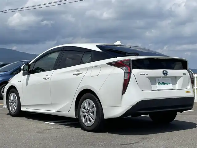 トヨタ プリウス S 佐賀県 2016(平28)年 7.7万km ホワイトパールクリスタルシャイン ワンオーナー/ALPINE製9型ナビゲーション「X9S」/・AM/FM/BT/CD/DVD/フルセグ//・バックカメラ/白内装/革巻きステアリング/スマートキー/LEDヘッドライト/HDMI入力/純正フロアマット/ドアバイザー/ETC/・運転席・助手席 SRSエアバッグ/・SRSカーテンシールドエアバッグ/・SRSサイドエアバッグ（前席）/・ABS（電子制御ブレーキ EBD付）/・ブレーキアシスト/・VSC（車両安定制御システム）/・TRC（トラクションコントロール）/・ヒルスタートアシストコントロール/・イモビライザー（盗難防止）