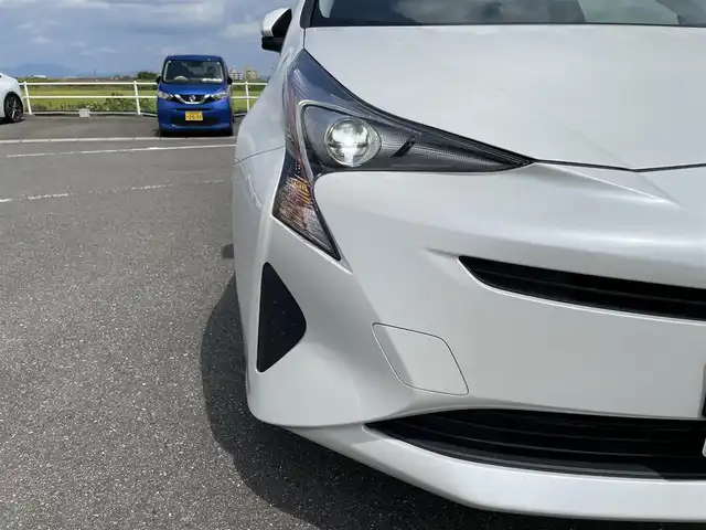 トヨタ プリウス S 佐賀県 2016(平28)年 7.7万km ホワイトパールクリスタルシャイン ワンオーナー/ALPINE製9型ナビゲーション「X9S」/・AM/FM/BT/CD/DVD/フルセグ//・バックカメラ/白内装/革巻きステアリング/スマートキー/LEDヘッドライト/HDMI入力/純正フロアマット/ドアバイザー/ETC/・運転席・助手席 SRSエアバッグ/・SRSカーテンシールドエアバッグ/・SRSサイドエアバッグ（前席）/・ABS（電子制御ブレーキ EBD付）/・ブレーキアシスト/・VSC（車両安定制御システム）/・TRC（トラクションコントロール）/・ヒルスタートアシストコントロール/・イモビライザー（盗難防止）