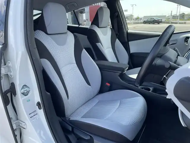 トヨタ プリウス S 佐賀県 2016(平28)年 7.7万km ホワイトパールクリスタルシャイン ワンオーナー/ALPINE製9型ナビゲーション「X9S」/・AM/FM/BT/CD/DVD/フルセグ//・バックカメラ/白内装/革巻きステアリング/スマートキー/LEDヘッドライト/HDMI入力/純正フロアマット/ドアバイザー/ETC/・運転席・助手席 SRSエアバッグ/・SRSカーテンシールドエアバッグ/・SRSサイドエアバッグ（前席）/・ABS（電子制御ブレーキ EBD付）/・ブレーキアシスト/・VSC（車両安定制御システム）/・TRC（トラクションコントロール）/・ヒルスタートアシストコントロール/・イモビライザー（盗難防止）
