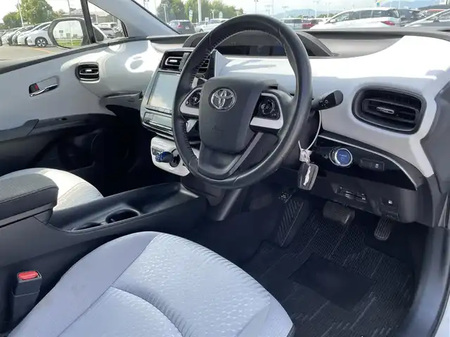 トヨタ プリウス S 佐賀県 2016(平28)年 7.7万km ホワイトパールクリスタルシャイン ワンオーナー/ALPINE製9型ナビゲーション「X9S」/・AM/FM/BT/CD/DVD/フルセグ//・バックカメラ/白内装/革巻きステアリング/スマートキー/LEDヘッドライト/HDMI入力/純正フロアマット/ドアバイザー/ETC/・運転席・助手席 SRSエアバッグ/・SRSカーテンシールドエアバッグ/・SRSサイドエアバッグ（前席）/・ABS（電子制御ブレーキ EBD付）/・ブレーキアシスト/・VSC（車両安定制御システム）/・TRC（トラクションコントロール）/・ヒルスタートアシストコントロール/・イモビライザー（盗難防止）