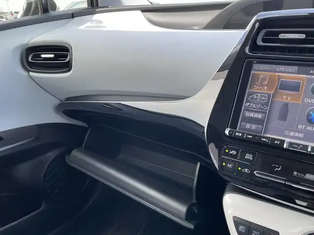 トヨタ プリウス S 佐賀県 2016(平28)年 7.7万km ホワイトパールクリスタルシャイン ワンオーナー/ALPINE製9型ナビゲーション「X9S」/・AM/FM/BT/CD/DVD/フルセグ//・バックカメラ/白内装/革巻きステアリング/スマートキー/LEDヘッドライト/HDMI入力/純正フロアマット/ドアバイザー/ETC/・運転席・助手席 SRSエアバッグ/・SRSカーテンシールドエアバッグ/・SRSサイドエアバッグ（前席）/・ABS（電子制御ブレーキ EBD付）/・ブレーキアシスト/・VSC（車両安定制御システム）/・TRC（トラクションコントロール）/・ヒルスタートアシストコントロール/・イモビライザー（盗難防止）