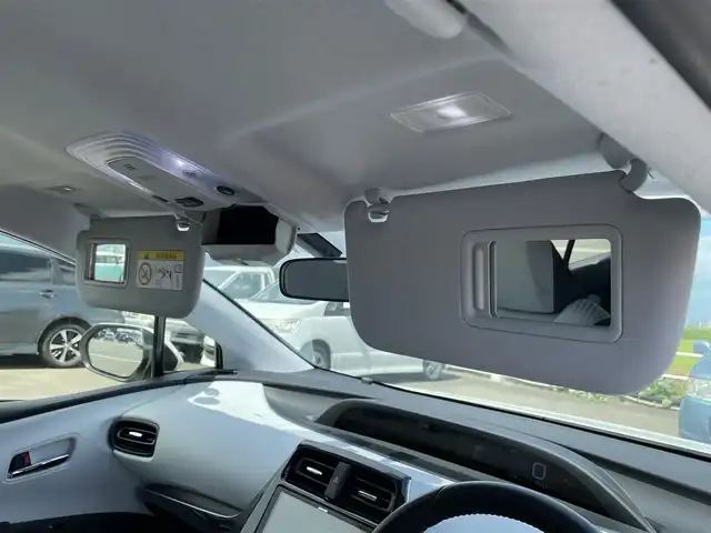 トヨタ プリウス S 佐賀県 2016(平28)年 7.7万km ホワイトパールクリスタルシャイン ワンオーナー/ALPINE製9型ナビゲーション「X9S」/・AM/FM/BT/CD/DVD/フルセグ//・バックカメラ/白内装/革巻きステアリング/スマートキー/LEDヘッドライト/HDMI入力/純正フロアマット/ドアバイザー/ETC/・運転席・助手席 SRSエアバッグ/・SRSカーテンシールドエアバッグ/・SRSサイドエアバッグ（前席）/・ABS（電子制御ブレーキ EBD付）/・ブレーキアシスト/・VSC（車両安定制御システム）/・TRC（トラクションコントロール）/・ヒルスタートアシストコントロール/・イモビライザー（盗難防止）