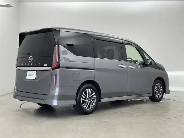 日産 セレナ ハイウェイスター V 埼玉県 2024(令6)年 1.1万km ダークメタルグレー 純正エアロ　純正１２．３インチナビ　フリップダウン　アラウンドビュー　ＢＳＩ　プロパイロット　ステアリングヒーター　シートヒーター　ワイヤレス充電　デジタルミラー　電動パワスラ　ハンズフリー　ビルトインＥＴＣ２．０　地デジTV