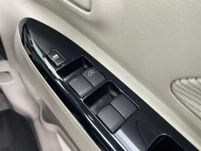 日産 デイズ ルークス X 東京都 2019(平31)年 4.1万km ホワイトパール 社外SDナビ/(CD/フルセグTV/Bluetooth/iPod/USB/AUX)/アラウンドビューモニター/衝突軽減ブレーキ/パワースライドドア/アイドリングストップ/後席サンシェード/コーナーセンサー/ステアリングリモコン/ETC/スマートキー/純正フロアマット/ドアバイザー/社外14インチAW
