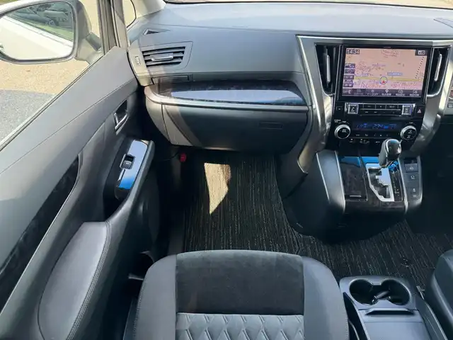 トヨタ アルファード S 滋賀県 2019(令1)年 4万km パール アルパイン11インチBIGX /　フルセグ Bluetooth CD DVD SD AM FM/バックカメラ/フロントカメラ/サイドカメラ/アルパインフリップダウンモニター/ドライブレコーダー前後/ETC/スペアタイヤ/Toyota Safety Sense /プリクラッシュセーフティ/レーントレーシングアシスト［LTA］/レーダークルーズコントロール/ロードサインアシスト［RSA］/オートマチックハイビーム［AHB］/先行車発進告知機能［TMN］/インテリジェントクリアランスソナー/ドライブスタートコントロール/片側パワースライドドア/純正フロアマット/純正ドアバイザー/純正18インチアルミ