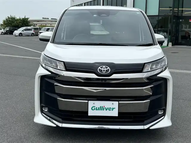 トヨタ ノア S－Z 奈良県 2022(令4)年 4万km ホワイトパールクリスタルシャイン 純正ディスプレイオーディオ　/フルセグ　/ＤＶＤ　/Ｂｌｕｅｔｏｏｔｈ　/バックカメラ　/ＥＴＣ２．０　/前後ドライブレコーダー　/追従型クルーズコントロール　/両側パワースライドドア　/フリップダウンモニター/純正フロアマット/ハーフレザーシート/前席シートヒーター/純正アルミホイール/オートLEDライト/オートハイビーム/衝突被害軽減ブレーキ/車線逸脱警報/横滑り防止装置/W+サイド+カーテンエアバッグ/スペアキー1本/保証書/取扱説明書