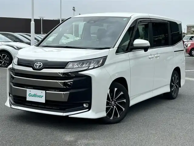 トヨタ ノア S－Z 奈良県 2022(令4)年 4万km ホワイトパールクリスタルシャイン 純正ディスプレイオーディオ　/フルセグ　/ＤＶＤ　/Ｂｌｕｅｔｏｏｔｈ　/バックカメラ　/ＥＴＣ２．０　/前後ドライブレコーダー　/追従型クルーズコントロール　/両側パワースライドドア　/フリップダウンモニター/純正フロアマット/ハーフレザーシート/前席シートヒーター/純正アルミホイール/オートLEDライト/オートハイビーム/衝突被害軽減ブレーキ/車線逸脱警報/横滑り防止装置/W+サイド+カーテンエアバッグ/スペアキー1本/保証書/取扱説明書