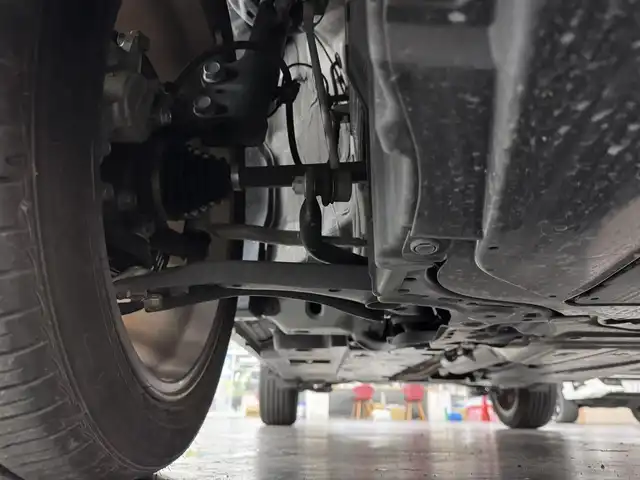 トヨタ ヤリスクロス ハイブリッド Z 三重県 2022(令4)年 0.9万km ホワイトパールクリスタルシャイン ハイブリッド/FF/フロアCVT/純正 8インチナビ/（AM/FM/CD・DVD*/USB/iPod/Bluetooth/Miracast/TV/CarPlay/AndroidAuto）/パノラミックビューモニター*/ドライブレコーダー 前後/ETC2.0/Toyota Safety Sense/・プリクラッシュセーフティ/・レーントレーシングアシスト/・レーダークルコン（全車速追従機能付）/・アダプティブハイビームシステム*/・ロードサインアシスト/・インテリジェントクリアランスソナー［パーキングサポートブレーキ（静止物＆後方接近車両）］/・ブラインドスポットモニター＆リヤクロストラフィックアラート/・先行車発進告知機能/など/装備/・ハンズフリーパワーバックドア*/・カラーヘッドアップディスプレイ*/・ステアリングヒーター*/・ハーフレザーシート/・シートヒーター（D/N）/・パワーシート（D6way）/・オートエアコン/・オートライト/・LEDヘッドランプ（オートレベリング機能付*）/・ステアリングスイッチ/・プッシュスタート/・電子パーキングブレーキ＆ブレーキホールド/・純正18inAW/・保/取/ナビ取/・スマートキーx2/など/*…メーカーOP