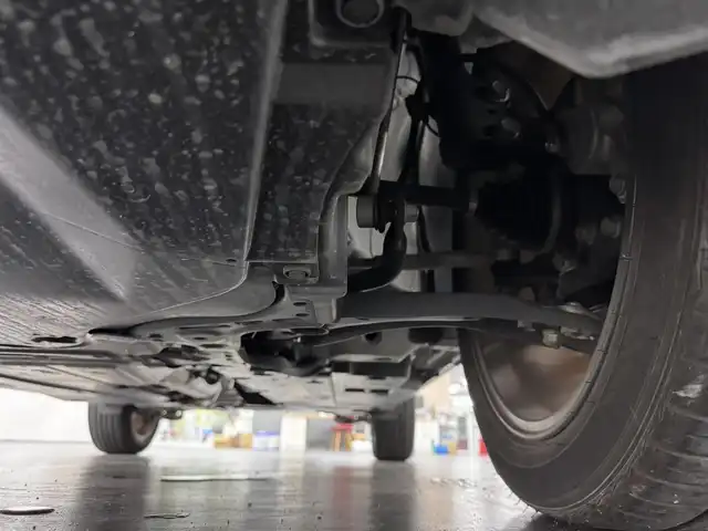トヨタ ヤリスクロス ハイブリッド Z 三重県 2022(令4)年 0.9万km ホワイトパールクリスタルシャイン ハイブリッド/FF/フロアCVT/純正 8インチナビ/（AM/FM/CD・DVD*/USB/iPod/Bluetooth/Miracast/TV/CarPlay/AndroidAuto）/パノラミックビューモニター*/ドライブレコーダー 前後/ETC2.0/Toyota Safety Sense/・プリクラッシュセーフティ/・レーントレーシングアシスト/・レーダークルコン（全車速追従機能付）/・アダプティブハイビームシステム*/・ロードサインアシスト/・インテリジェントクリアランスソナー［パーキングサポートブレーキ（静止物＆後方接近車両）］/・ブラインドスポットモニター＆リヤクロストラフィックアラート/・先行車発進告知機能/など/装備/・ハンズフリーパワーバックドア*/・カラーヘッドアップディスプレイ*/・ステアリングヒーター*/・ハーフレザーシート/・シートヒーター（D/N）/・パワーシート（D6way）/・オートエアコン/・オートライト/・LEDヘッドランプ（オートレベリング機能付*）/・ステアリングスイッチ/・プッシュスタート/・電子パーキングブレーキ＆ブレーキホールド/・純正18inAW/・保/取/ナビ取/・スマートキーx2/など/*…メーカーOP