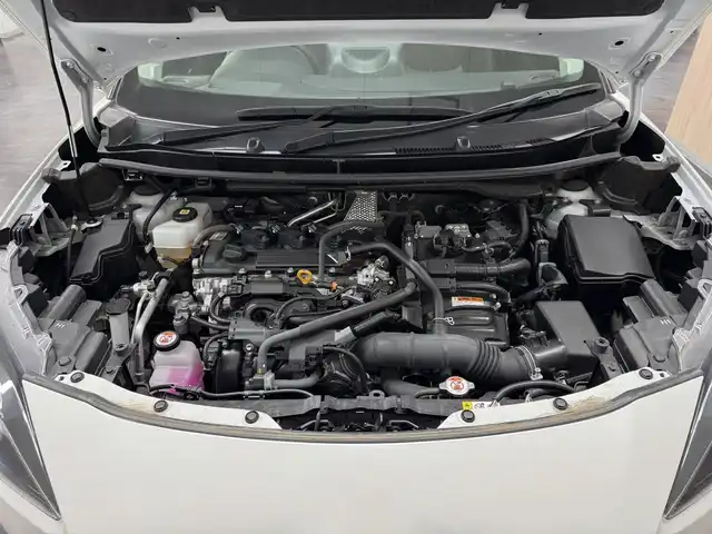トヨタ ヤリスクロス ハイブリッド Z 三重県 2022(令4)年 0.9万km ホワイトパールクリスタルシャイン ハイブリッド/FF/フロアCVT/純正 8インチナビ/（AM/FM/CD・DVD*/USB/iPod/Bluetooth/Miracast/TV/CarPlay/AndroidAuto）/パノラミックビューモニター*/ドライブレコーダー 前後/ETC2.0/Toyota Safety Sense/・プリクラッシュセーフティ/・レーントレーシングアシスト/・レーダークルコン（全車速追従機能付）/・アダプティブハイビームシステム*/・ロードサインアシスト/・インテリジェントクリアランスソナー［パーキングサポートブレーキ（静止物＆後方接近車両）］/・ブラインドスポットモニター＆リヤクロストラフィックアラート/・先行車発進告知機能/など/装備/・ハンズフリーパワーバックドア*/・カラーヘッドアップディスプレイ*/・ステアリングヒーター*/・ハーフレザーシート/・シートヒーター（D/N）/・パワーシート（D6way）/・オートエアコン/・オートライト/・LEDヘッドランプ（オートレベリング機能付*）/・ステアリングスイッチ/・プッシュスタート/・電子パーキングブレーキ＆ブレーキホールド/・純正18inAW/・保/取/ナビ取/・スマートキーx2/など/*…メーカーOP