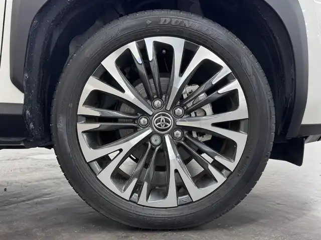 トヨタ ヤリスクロス ハイブリッド Z 三重県 2022(令4)年 0.9万km ホワイトパールクリスタルシャイン ハイブリッド/FF/フロアCVT/純正 8インチナビ/（AM/FM/CD・DVD*/USB/iPod/Bluetooth/Miracast/TV/CarPlay/AndroidAuto）/パノラミックビューモニター*/ドライブレコーダー 前後/ETC2.0/Toyota Safety Sense/・プリクラッシュセーフティ/・レーントレーシングアシスト/・レーダークルコン（全車速追従機能付）/・アダプティブハイビームシステム*/・ロードサインアシスト/・インテリジェントクリアランスソナー［パーキングサポートブレーキ（静止物＆後方接近車両）］/・ブラインドスポットモニター＆リヤクロストラフィックアラート/・先行車発進告知機能/など/装備/・ハンズフリーパワーバックドア*/・カラーヘッドアップディスプレイ*/・ステアリングヒーター*/・ハーフレザーシート/・シートヒーター（D/N）/・パワーシート（D6way）/・オートエアコン/・オートライト/・LEDヘッドランプ（オートレベリング機能付*）/・ステアリングスイッチ/・プッシュスタート/・電子パーキングブレーキ＆ブレーキホールド/・純正18inAW/・保/取/ナビ取/・スマートキーx2/など/*…メーカーOP