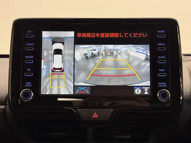 トヨタ ヤリスクロス ハイブリッド Z 三重県 2022(令4)年 0.9万km ホワイトパールクリスタルシャイン ハイブリッド/FF/フロアCVT/純正 8インチナビ/（AM/FM/CD・DVD*/USB/iPod/Bluetooth/Miracast/TV/CarPlay/AndroidAuto）/パノラミックビューモニター*/ドライブレコーダー 前後/ETC2.0/Toyota Safety Sense/・プリクラッシュセーフティ/・レーントレーシングアシスト/・レーダークルコン（全車速追従機能付）/・アダプティブハイビームシステム*/・ロードサインアシスト/・インテリジェントクリアランスソナー［パーキングサポートブレーキ（静止物＆後方接近車両）］/・ブラインドスポットモニター＆リヤクロストラフィックアラート/・先行車発進告知機能/など/装備/・ハンズフリーパワーバックドア*/・カラーヘッドアップディスプレイ*/・ステアリングヒーター*/・ハーフレザーシート/・シートヒーター（D/N）/・パワーシート（D6way）/・オートエアコン/・オートライト/・LEDヘッドランプ（オートレベリング機能付*）/・ステアリングスイッチ/・プッシュスタート/・電子パーキングブレーキ＆ブレーキホールド/・純正18inAW/・保/取/ナビ取/・スマートキーx2/など/*…メーカーOP