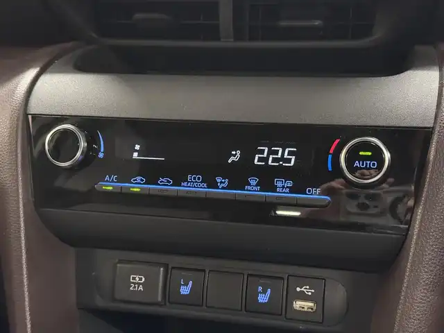 トヨタ ヤリスクロス ハイブリッド Z 三重県 2022(令4)年 0.9万km ホワイトパールクリスタルシャイン ハイブリッド/FF/フロアCVT/純正 8インチナビ/（AM/FM/CD・DVD*/USB/iPod/Bluetooth/Miracast/TV/CarPlay/AndroidAuto）/パノラミックビューモニター*/ドライブレコーダー 前後/ETC2.0/Toyota Safety Sense/・プリクラッシュセーフティ/・レーントレーシングアシスト/・レーダークルコン（全車速追従機能付）/・アダプティブハイビームシステム*/・ロードサインアシスト/・インテリジェントクリアランスソナー［パーキングサポートブレーキ（静止物＆後方接近車両）］/・ブラインドスポットモニター＆リヤクロストラフィックアラート/・先行車発進告知機能/など/装備/・ハンズフリーパワーバックドア*/・カラーヘッドアップディスプレイ*/・ステアリングヒーター*/・ハーフレザーシート/・シートヒーター（D/N）/・パワーシート（D6way）/・オートエアコン/・オートライト/・LEDヘッドランプ（オートレベリング機能付*）/・ステアリングスイッチ/・プッシュスタート/・電子パーキングブレーキ＆ブレーキホールド/・純正18inAW/・保/取/ナビ取/・スマートキーx2/など/*…メーカーOP