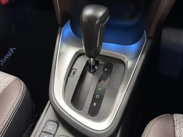 トヨタ ヤリスクロス ハイブリッド Z 三重県 2022(令4)年 0.9万km ホワイトパールクリスタルシャイン ハイブリッド/FF/フロアCVT/純正 8インチナビ/（AM/FM/CD・DVD*/USB/iPod/Bluetooth/Miracast/TV/CarPlay/AndroidAuto）/パノラミックビューモニター*/ドライブレコーダー 前後/ETC2.0/Toyota Safety Sense/・プリクラッシュセーフティ/・レーントレーシングアシスト/・レーダークルコン（全車速追従機能付）/・アダプティブハイビームシステム*/・ロードサインアシスト/・インテリジェントクリアランスソナー［パーキングサポートブレーキ（静止物＆後方接近車両）］/・ブラインドスポットモニター＆リヤクロストラフィックアラート/・先行車発進告知機能/など/装備/・ハンズフリーパワーバックドア*/・カラーヘッドアップディスプレイ*/・ステアリングヒーター*/・ハーフレザーシート/・シートヒーター（D/N）/・パワーシート（D6way）/・オートエアコン/・オートライト/・LEDヘッドランプ（オートレベリング機能付*）/・ステアリングスイッチ/・プッシュスタート/・電子パーキングブレーキ＆ブレーキホールド/・純正18inAW/・保/取/ナビ取/・スマートキーx2/など/*…メーカーOP